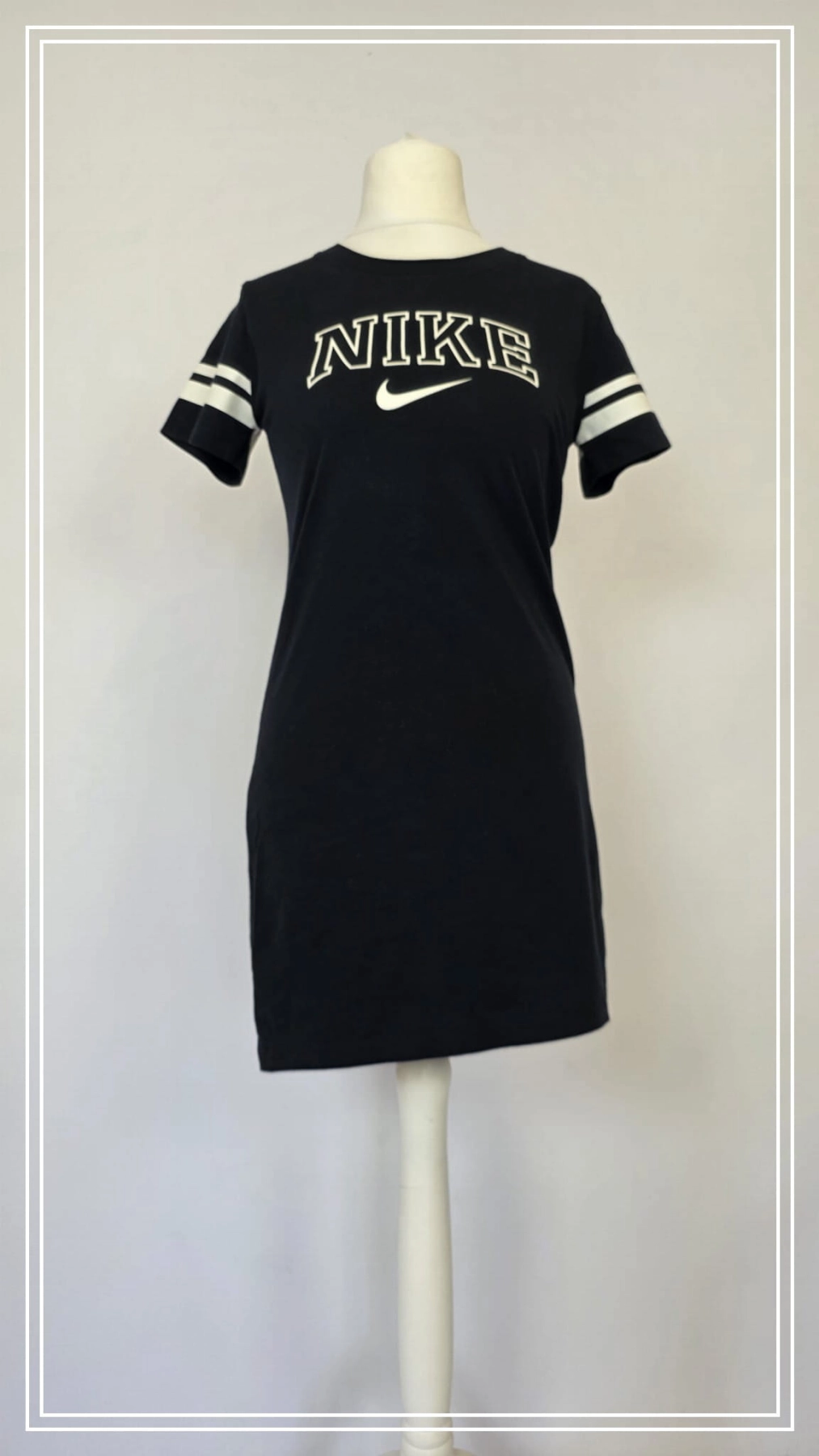 Czarna sportowa sukienka mini marki Nike