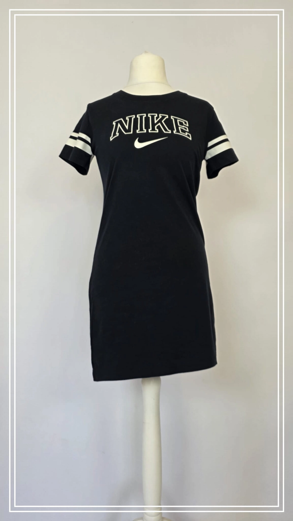 Czarna sportowa sukienka mini marki Nike