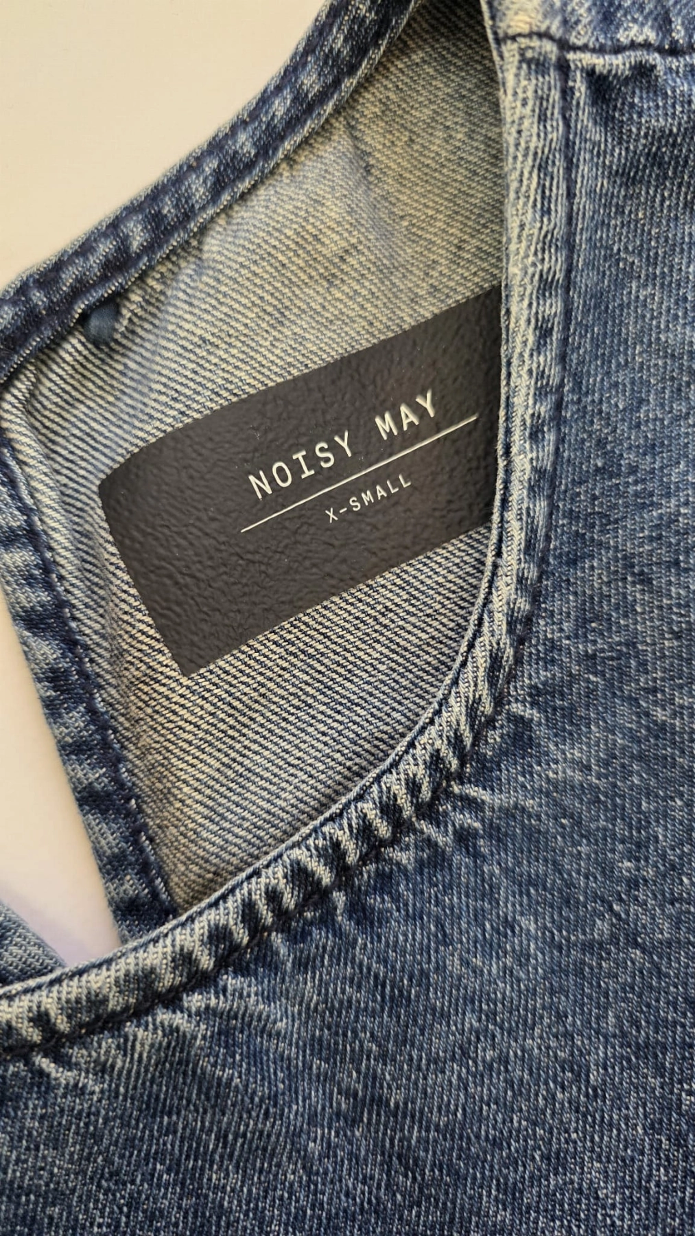 Jeansowa sukienka Noisy May z falbanami