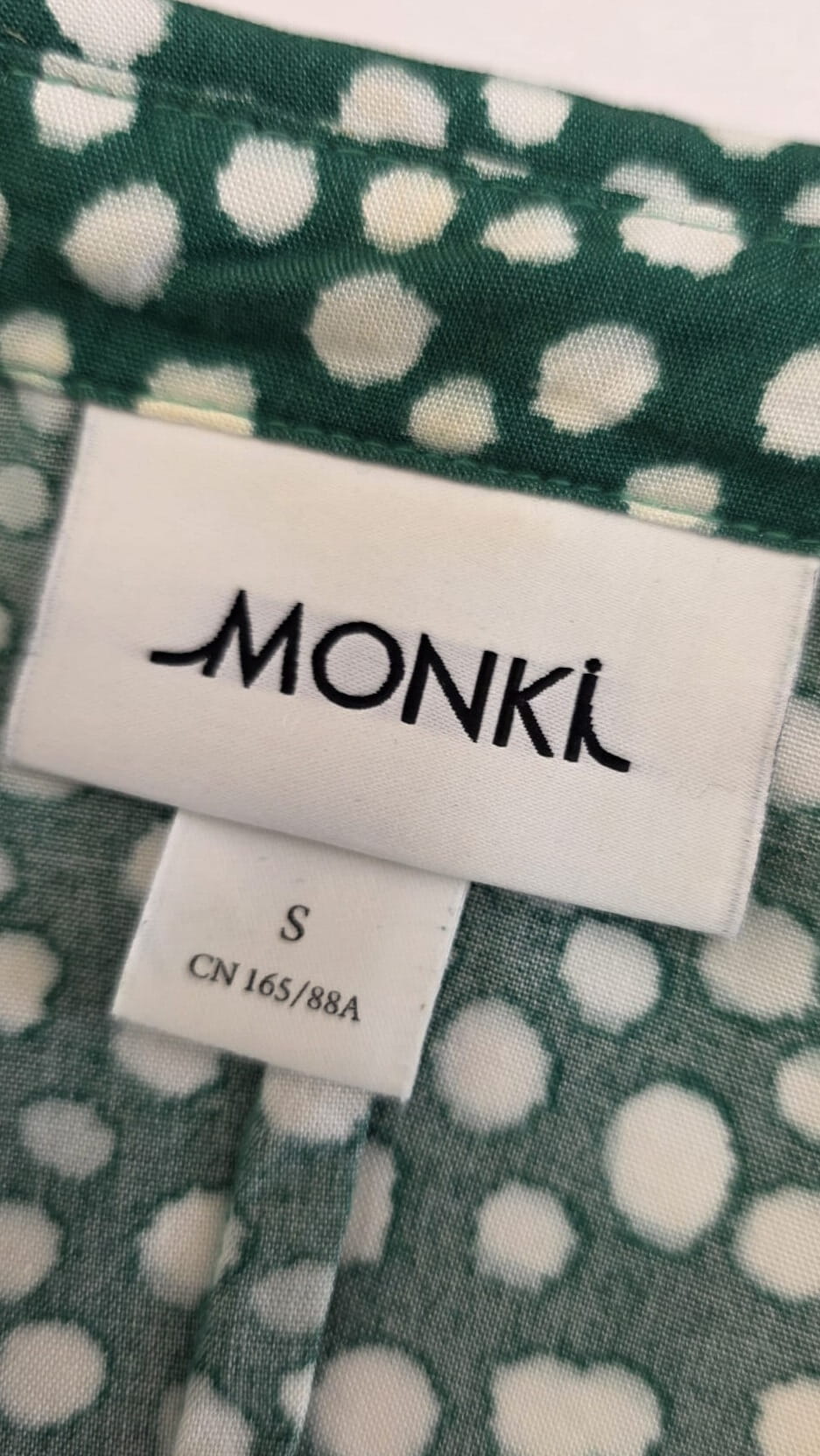 Zielona sukienka koszulowa w groszki MONKI