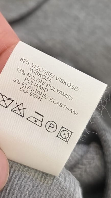 Szara sukienka midi z efektownym rozcięciem SIMPLE