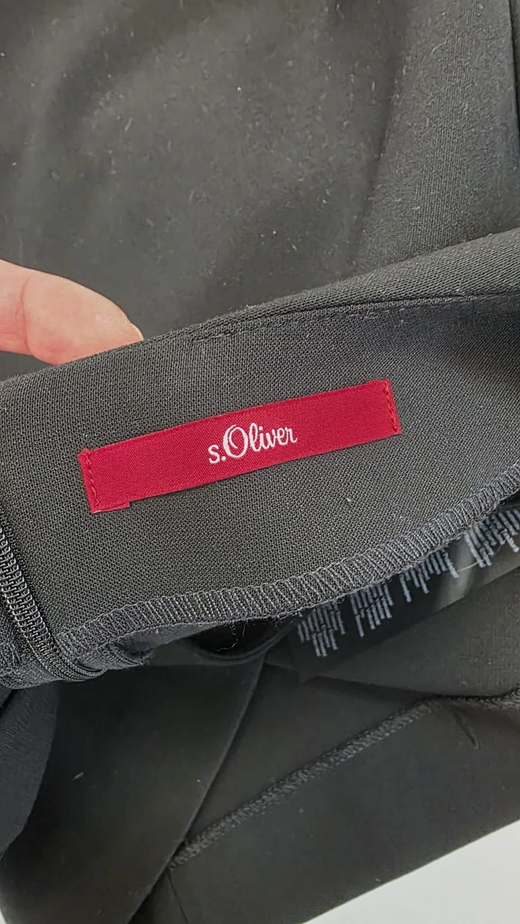 Klasyczna czarna sukienka z ozdobnymi rękawami s. OLIVER
