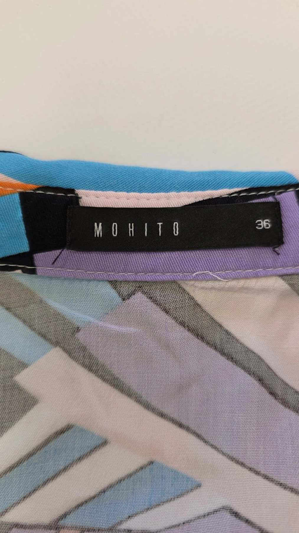 Wyrazista sukienka szmizjerka z abstrakcyjnym, kolorowym motywem MOHITO