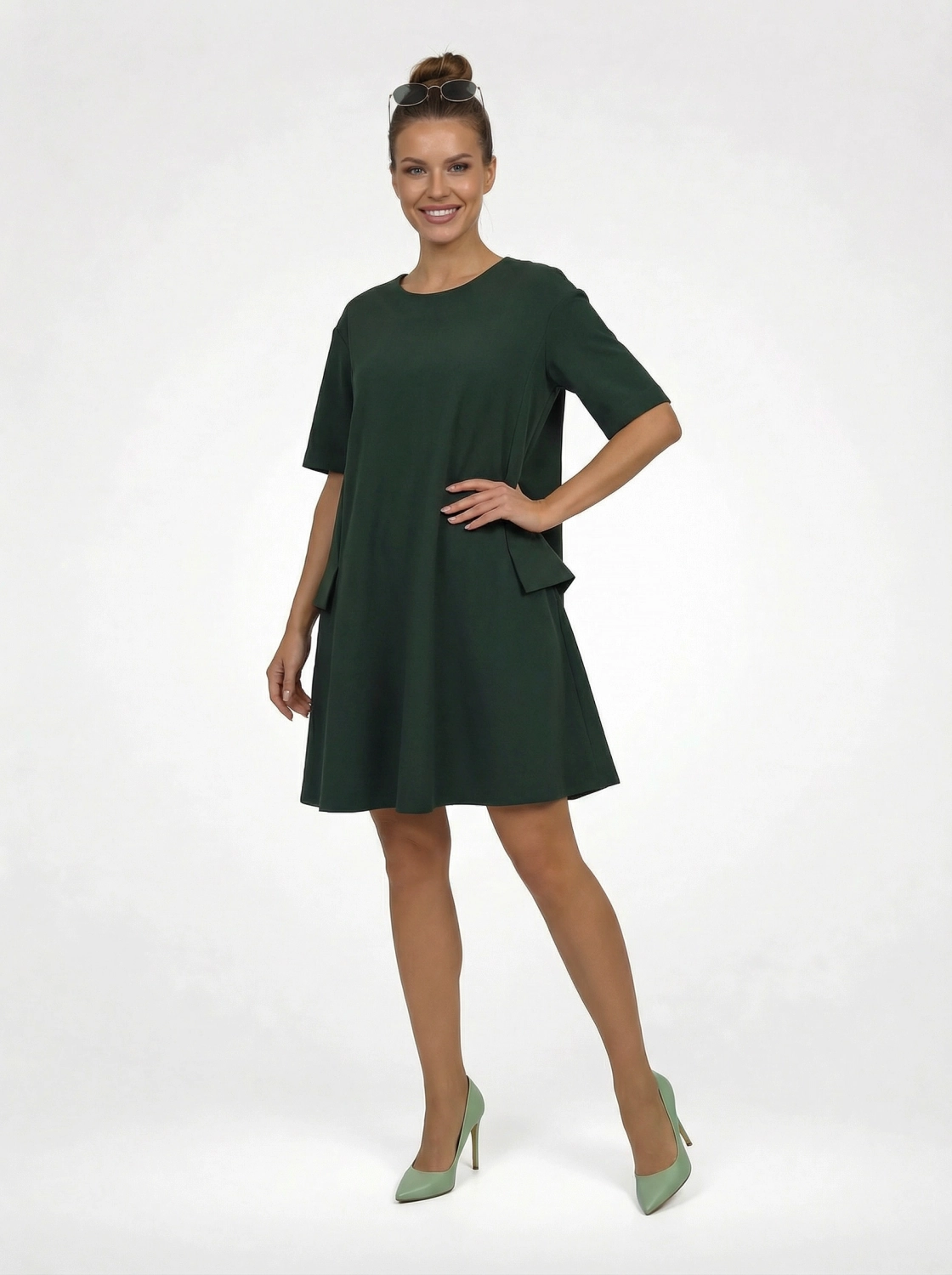 Elegancka butelkowa sukienka mini z designerskimi kieszeniami COS