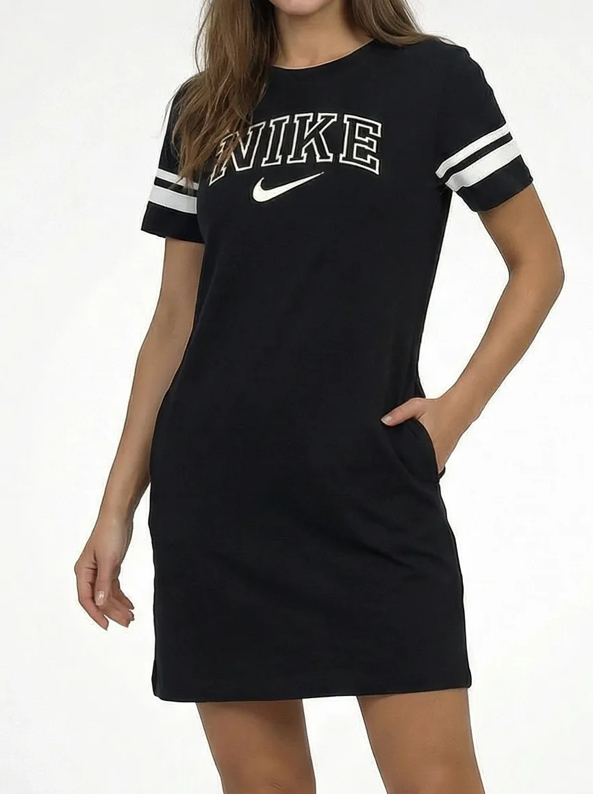 Czarna sportowa sukienka mini marki Nike