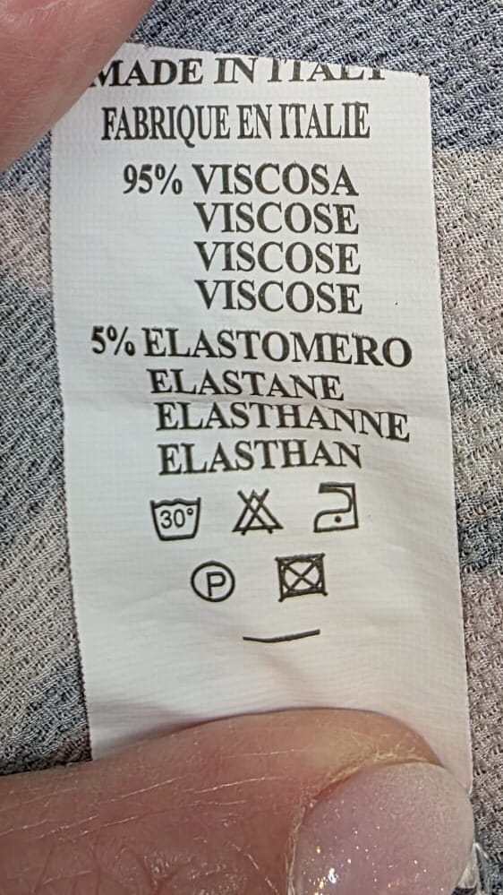 Kolorowa sukienka maxi w abstrakcyjne wzory