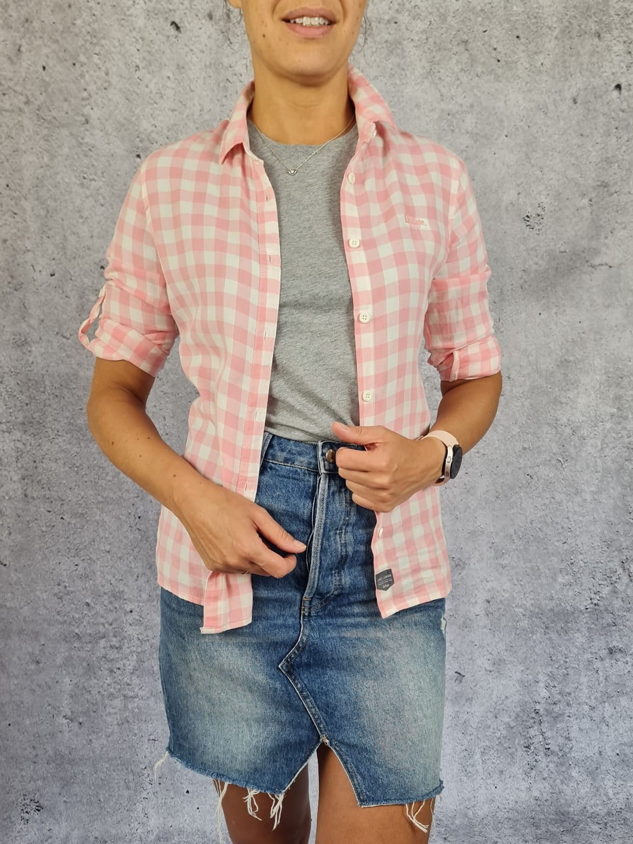 Mini spódniczka H&amp;M, klasyczny T-shirt LEVIS oraz koszula w kratkę w pudrowym różu LEE