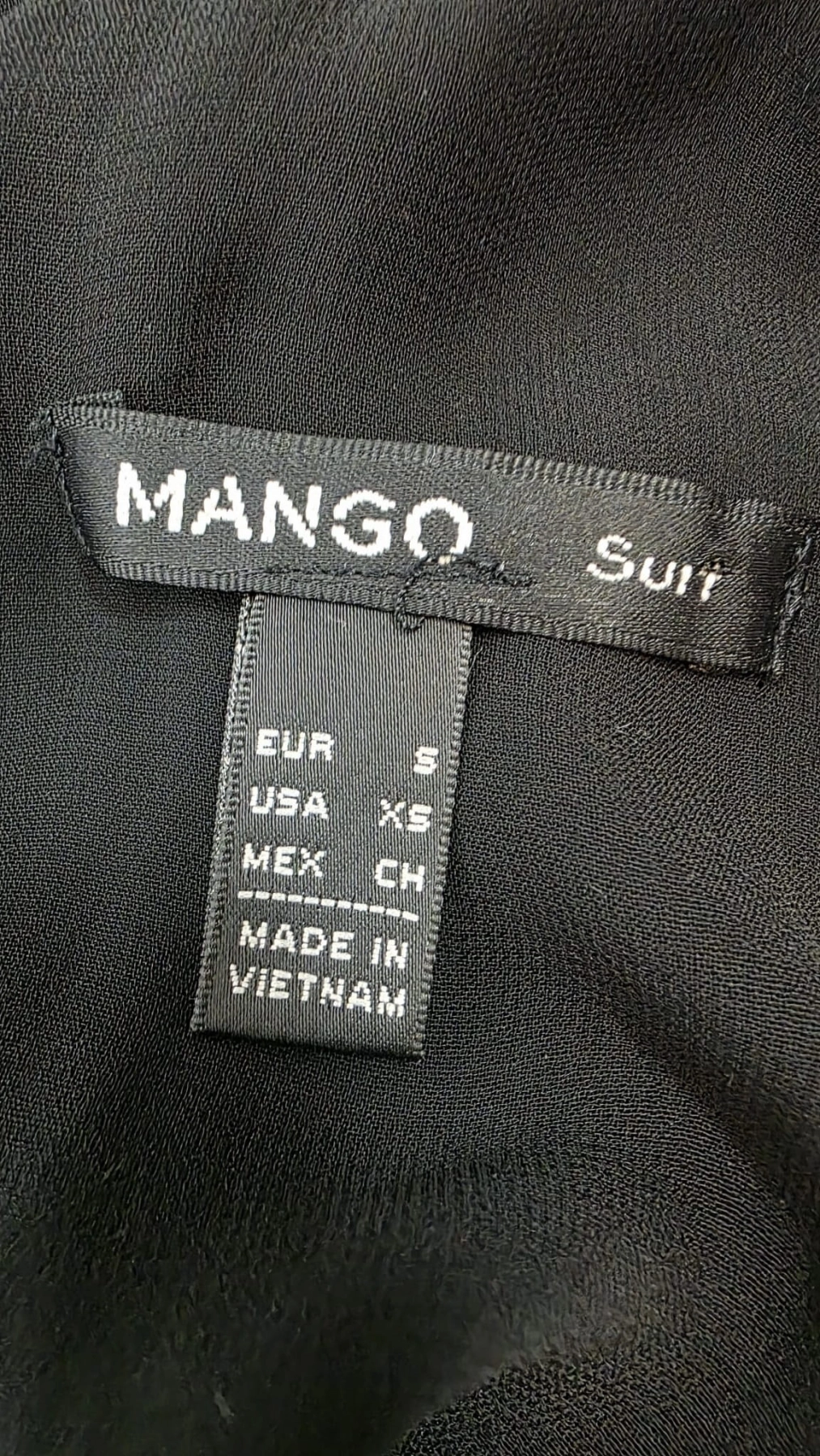 Czarna sukienka koktajlowa z odkrytymi plecami MANGO