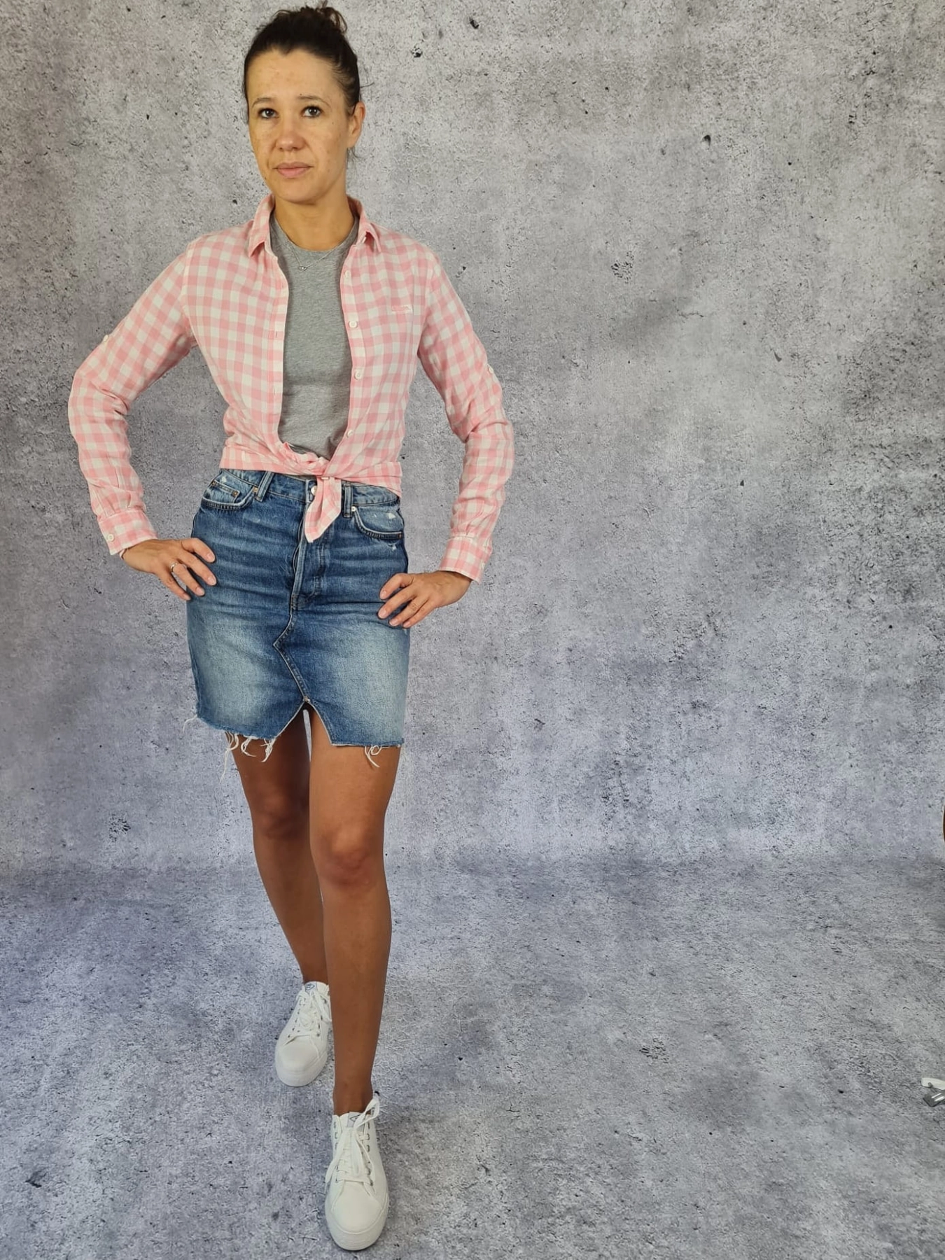 Mini spódniczka H&amp;M, klasyczny T-shirt LEVIS oraz koszula w kratkę w pudrowym różu LEE