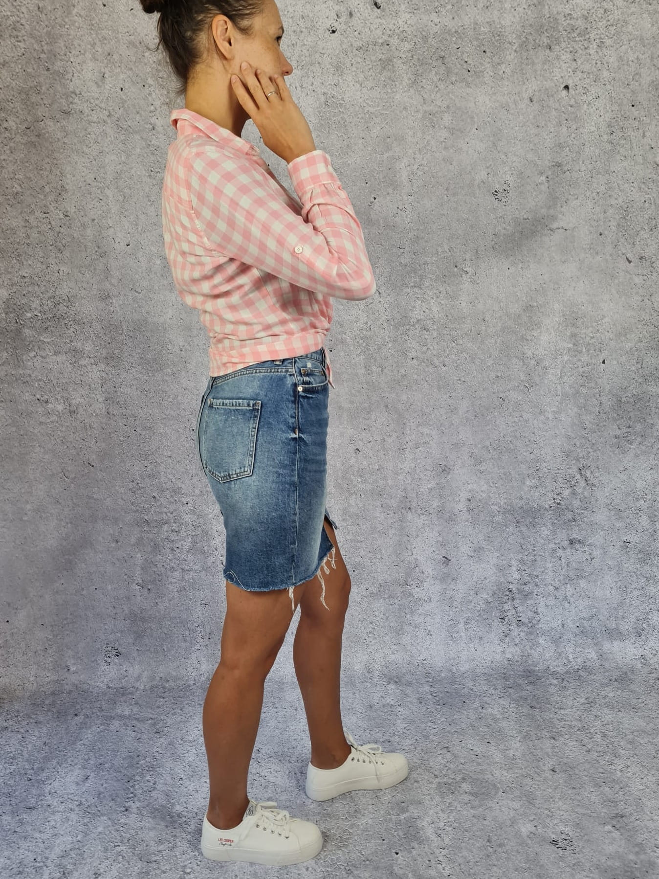Mini spódniczka H&amp;M, klasyczny T-shirt LEVIS oraz koszula w kratkę w pudrowym różu LEE