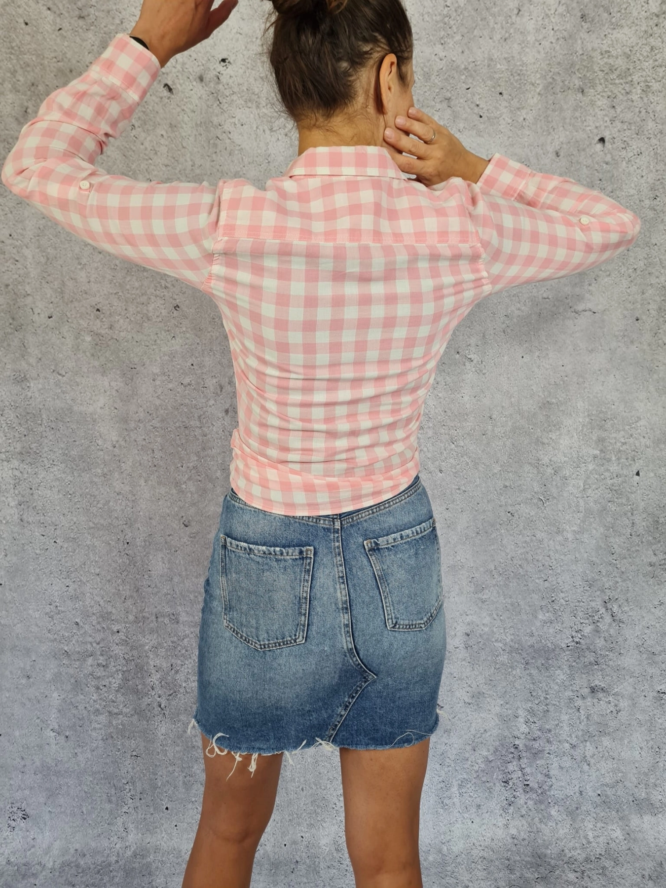 Mini spódniczka H&amp;M, klasyczny T-shirt LEVIS oraz koszula w kratkę w pudrowym różu LEE