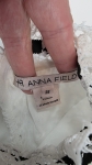 Biała koronkowa sukienka z czarną kokardą od ANNA FIELD