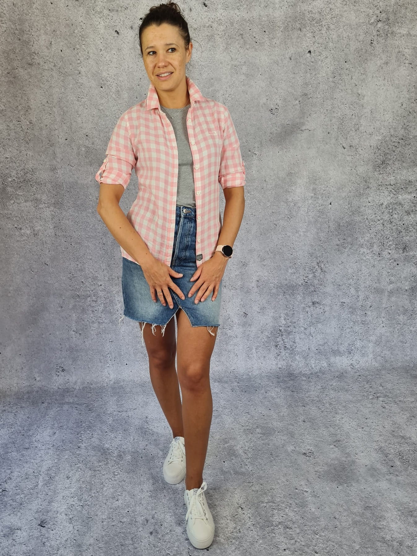 Mini spódniczka H&amp;M, klasyczny T-shirt LEVIS oraz koszula w kratkę w pudrowym różu LEE