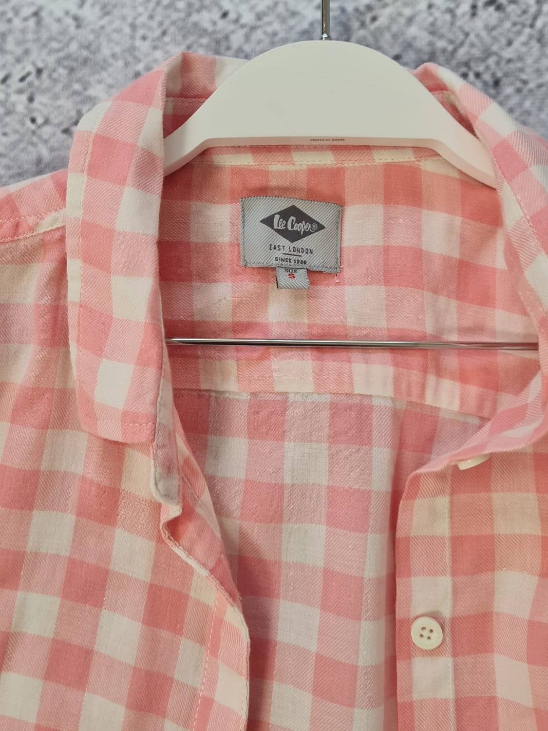 Mini spódniczka H&amp;M, klasyczny T-shirt LEVIS oraz koszula w kratkę w pudrowym różu LEE