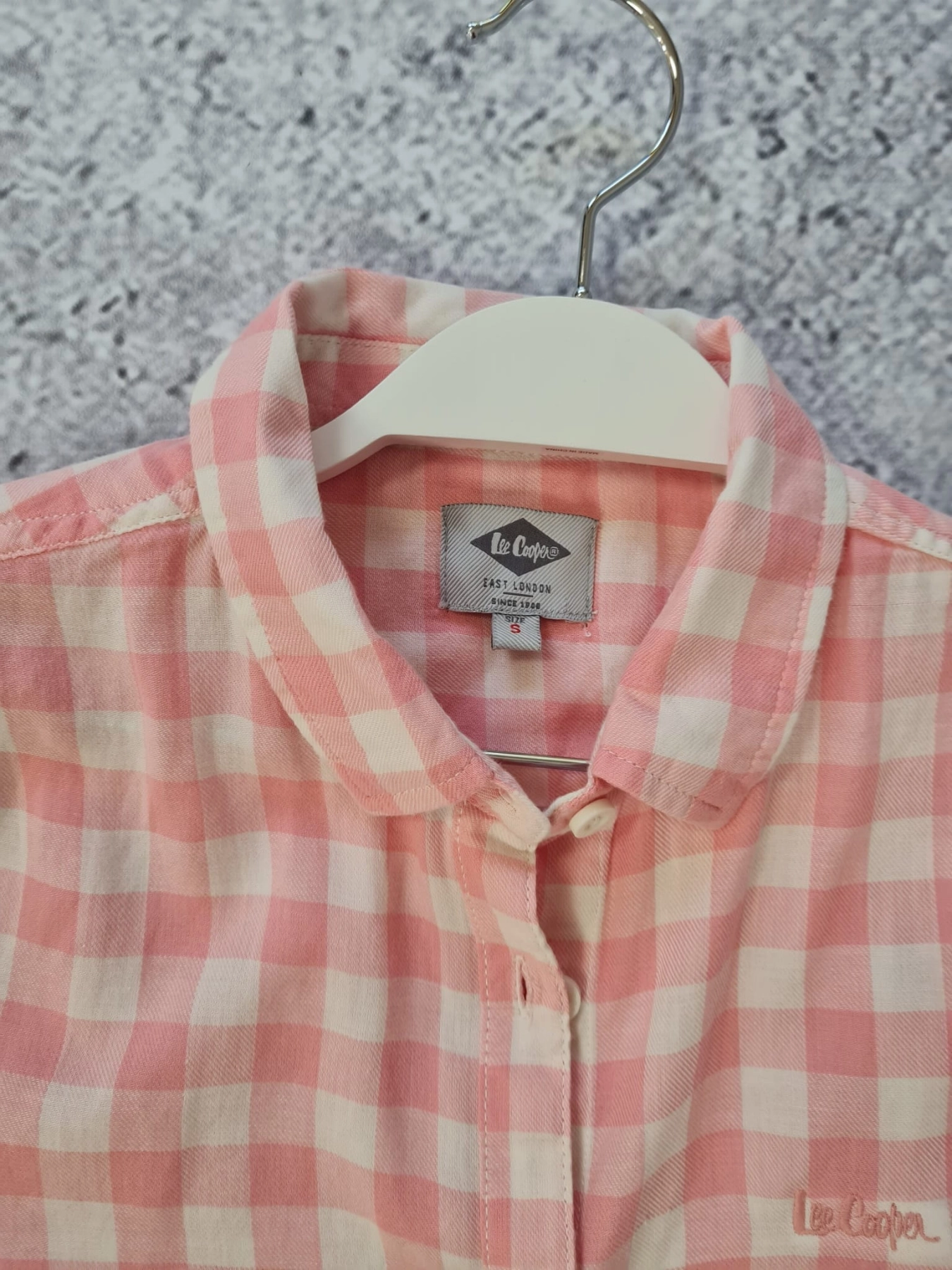 Mini spódniczka H&amp;M, klasyczny T-shirt LEVIS oraz koszula w kratkę w pudrowym różu LEE