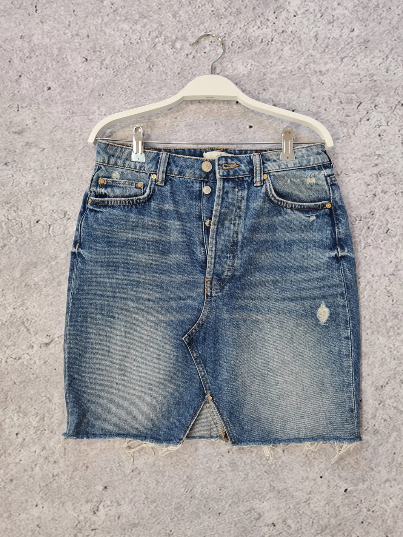 Mini spódniczka H&amp;M, klasyczny T-shirt LEVIS oraz koszula w kratkę w pudrowym różu LEE