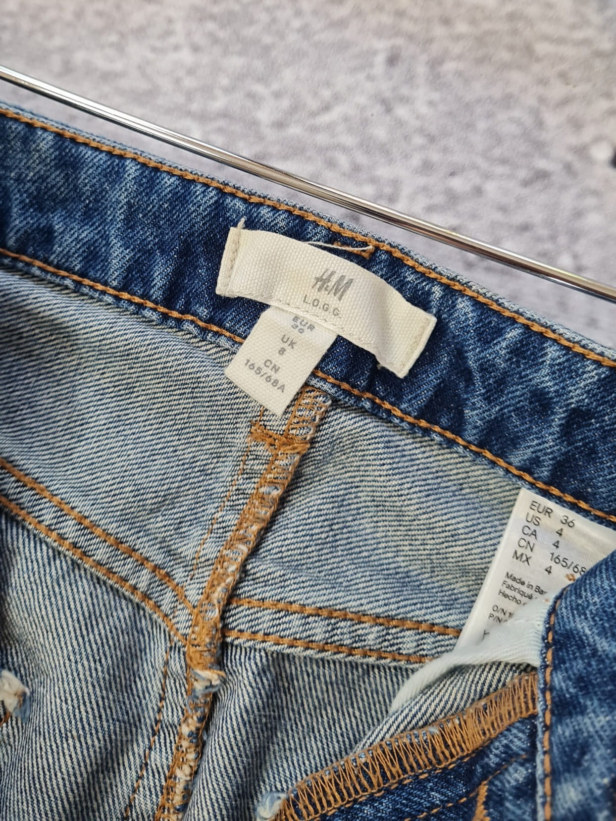 Mini spódniczka H&amp;M, klasyczny T-shirt LEVIS oraz koszula w kratkę w pudrowym różu LEE