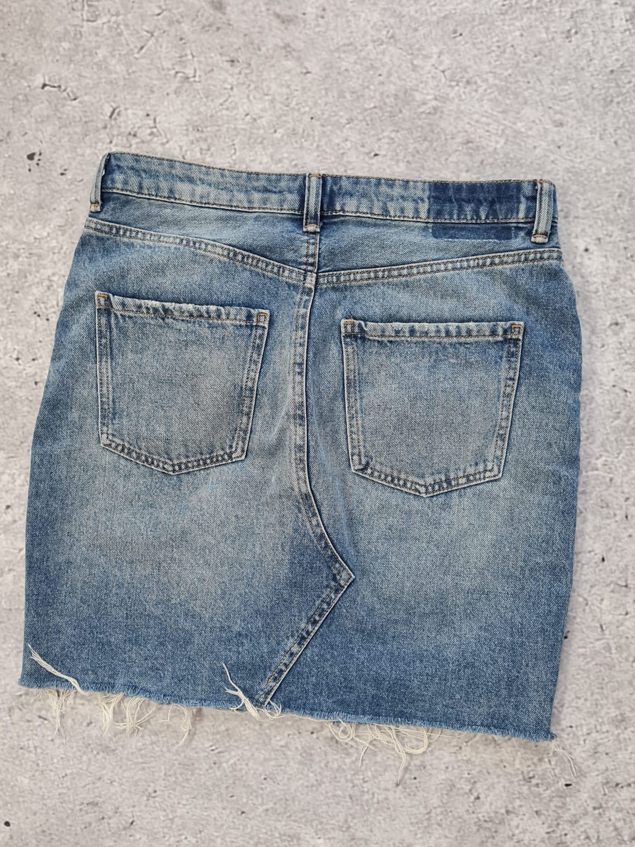 Mini spódniczka H&amp;M, klasyczny T-shirt LEVIS oraz koszula w kratkę w pudrowym różu LEE