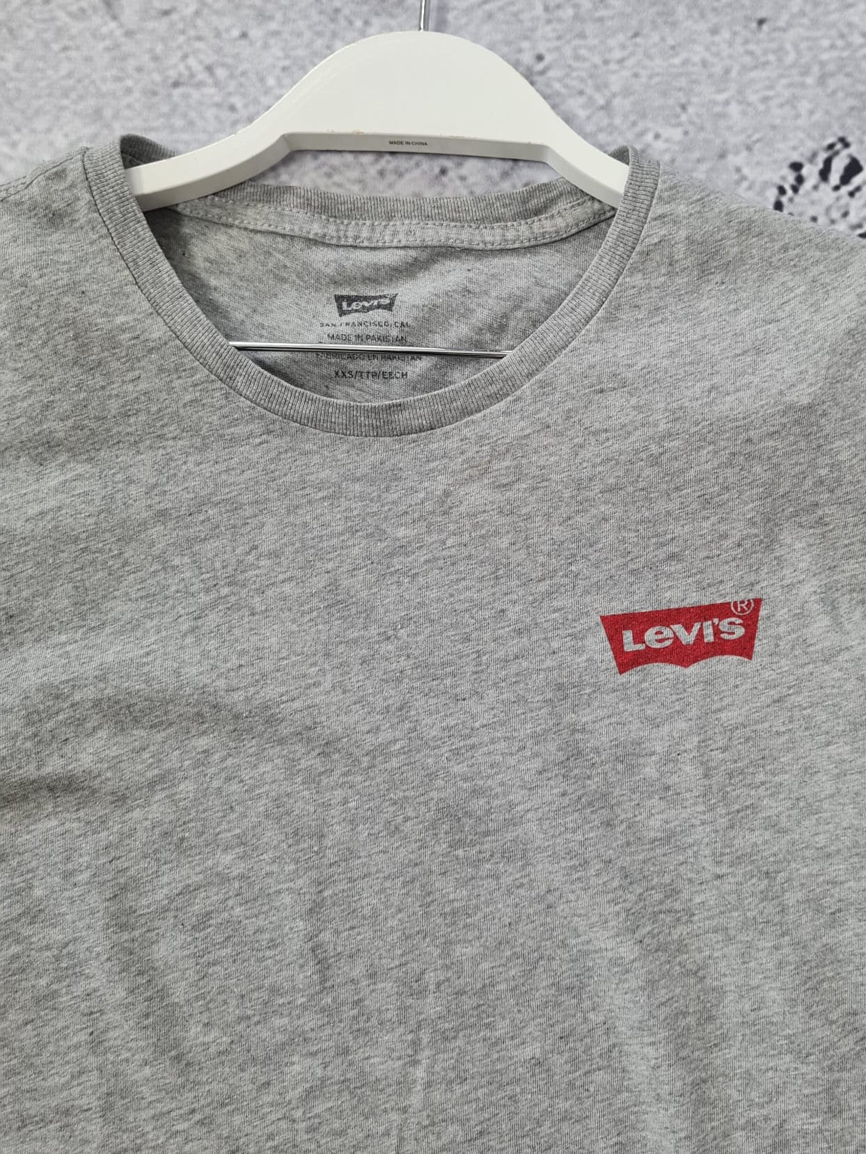 Mini spódniczka H&amp;M, klasyczny T-shirt LEVIS oraz koszula w kratkę w pudrowym różu LEE