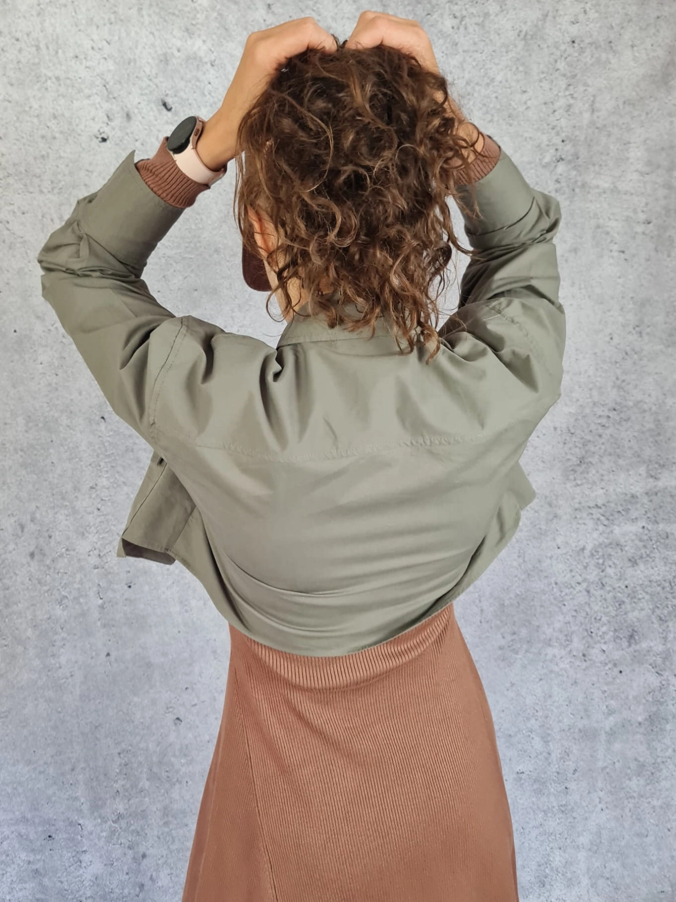 Brązowa sukienka PRIMARK z krótką kataną ZARA i czapką z daszkiem