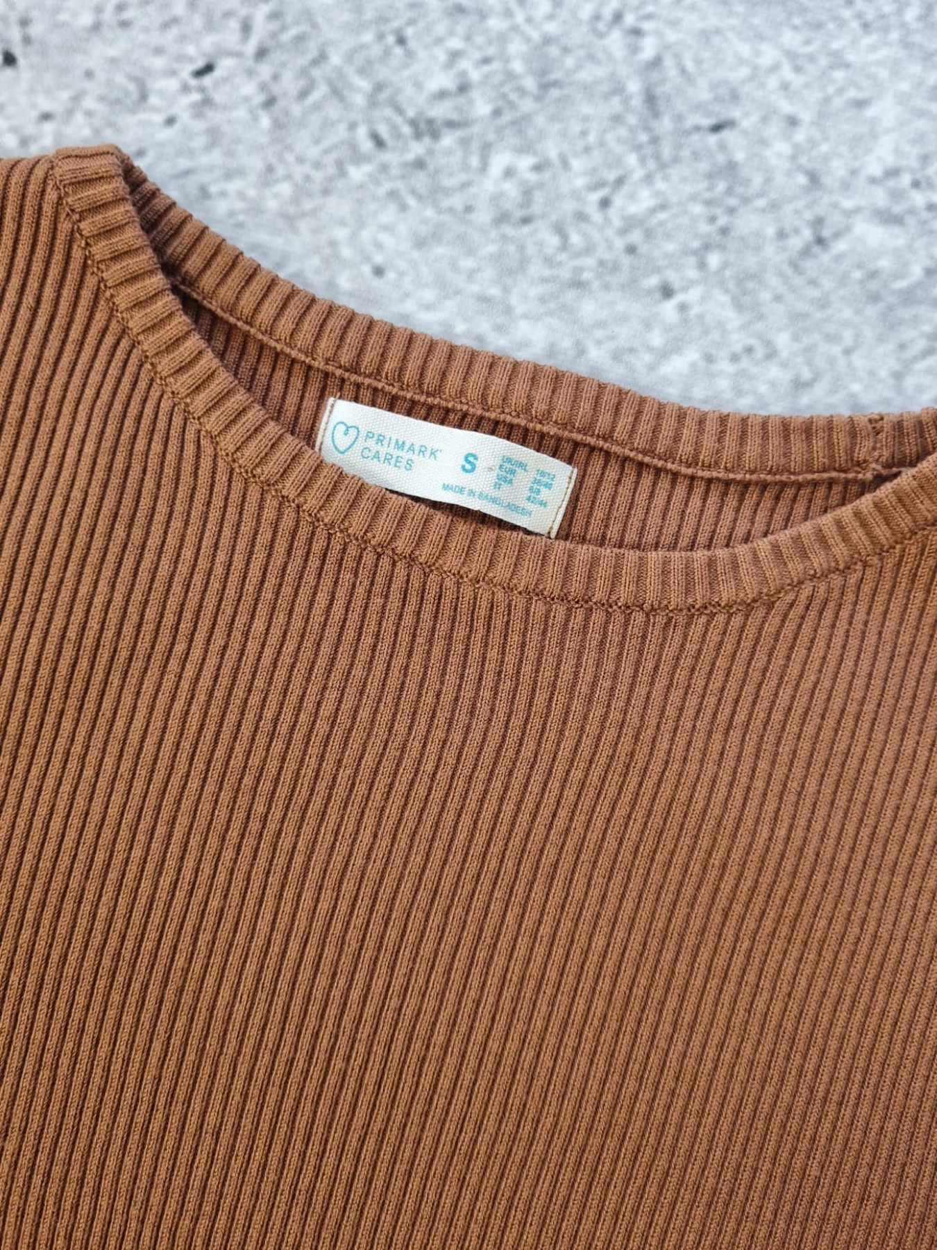 Brązowa sukienka PRIMARK z krótką kataną ZARA i czapką z daszkiem