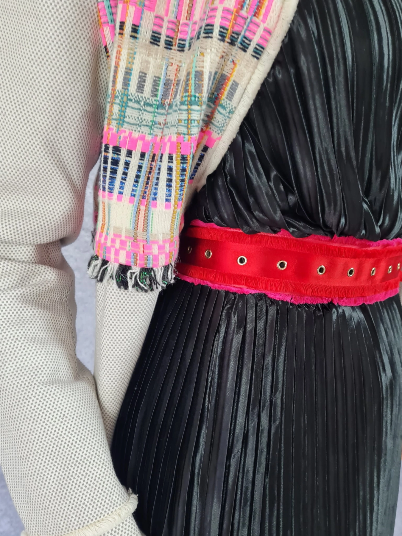 Elegancki oryginalny płaszcz z plisowaną sukienkę od Chiary Forthi