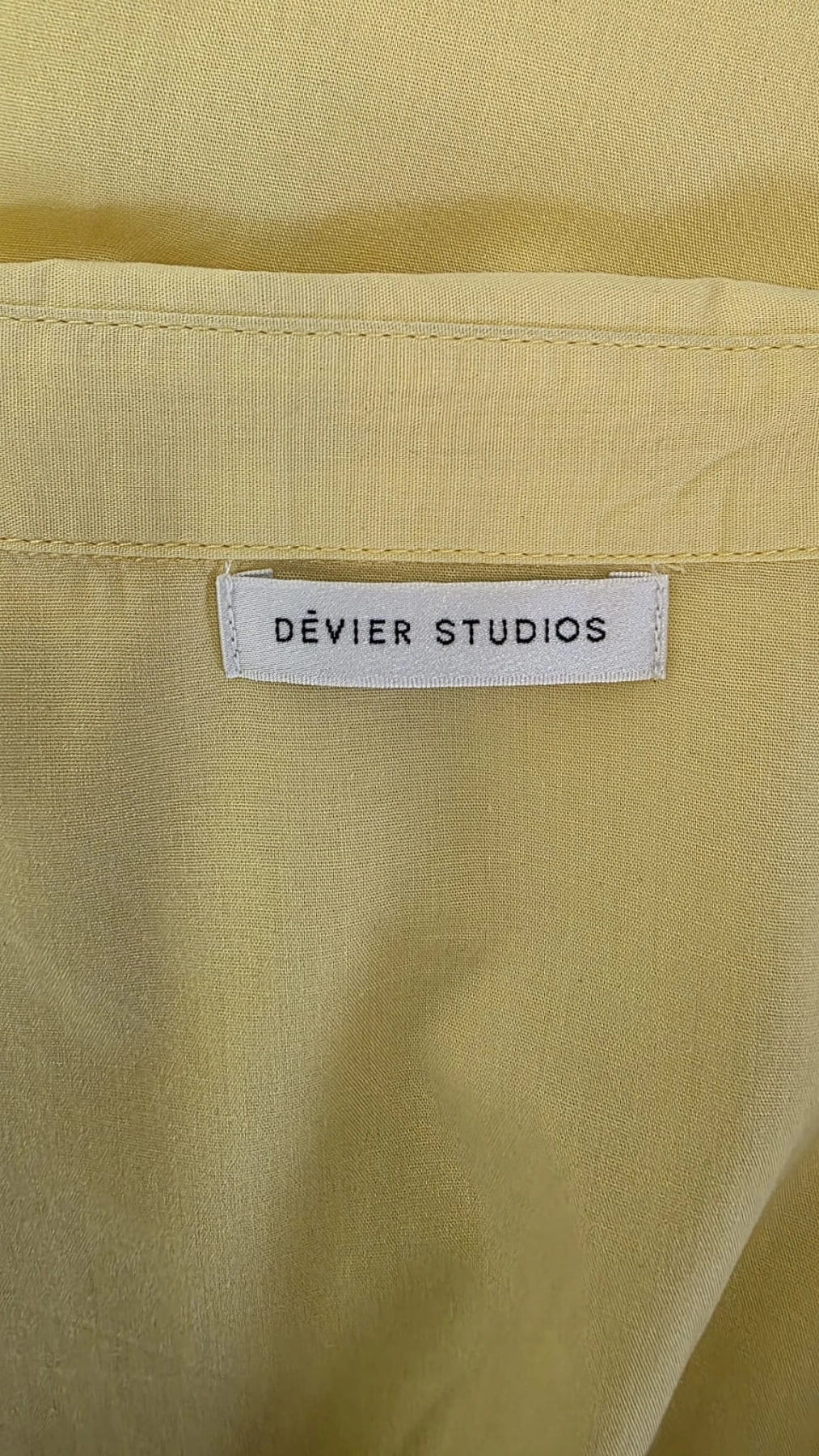 Żółta sukienka z wiązaniem DÉVIER STUDIOS