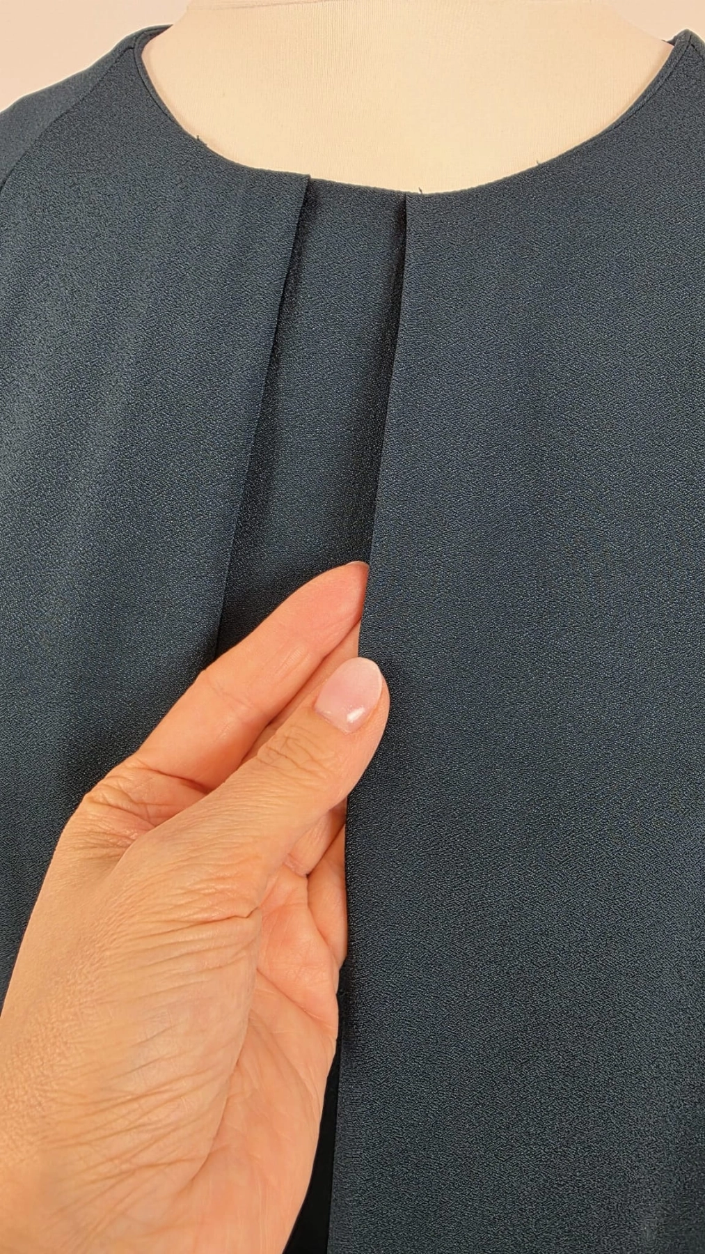 Ciemnozielona sukienka o prostym kroju COS