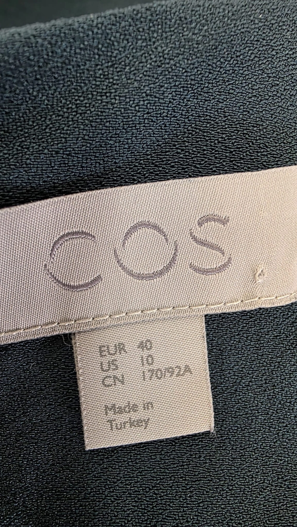 Ciemnozielona sukienka o prostym kroju COS