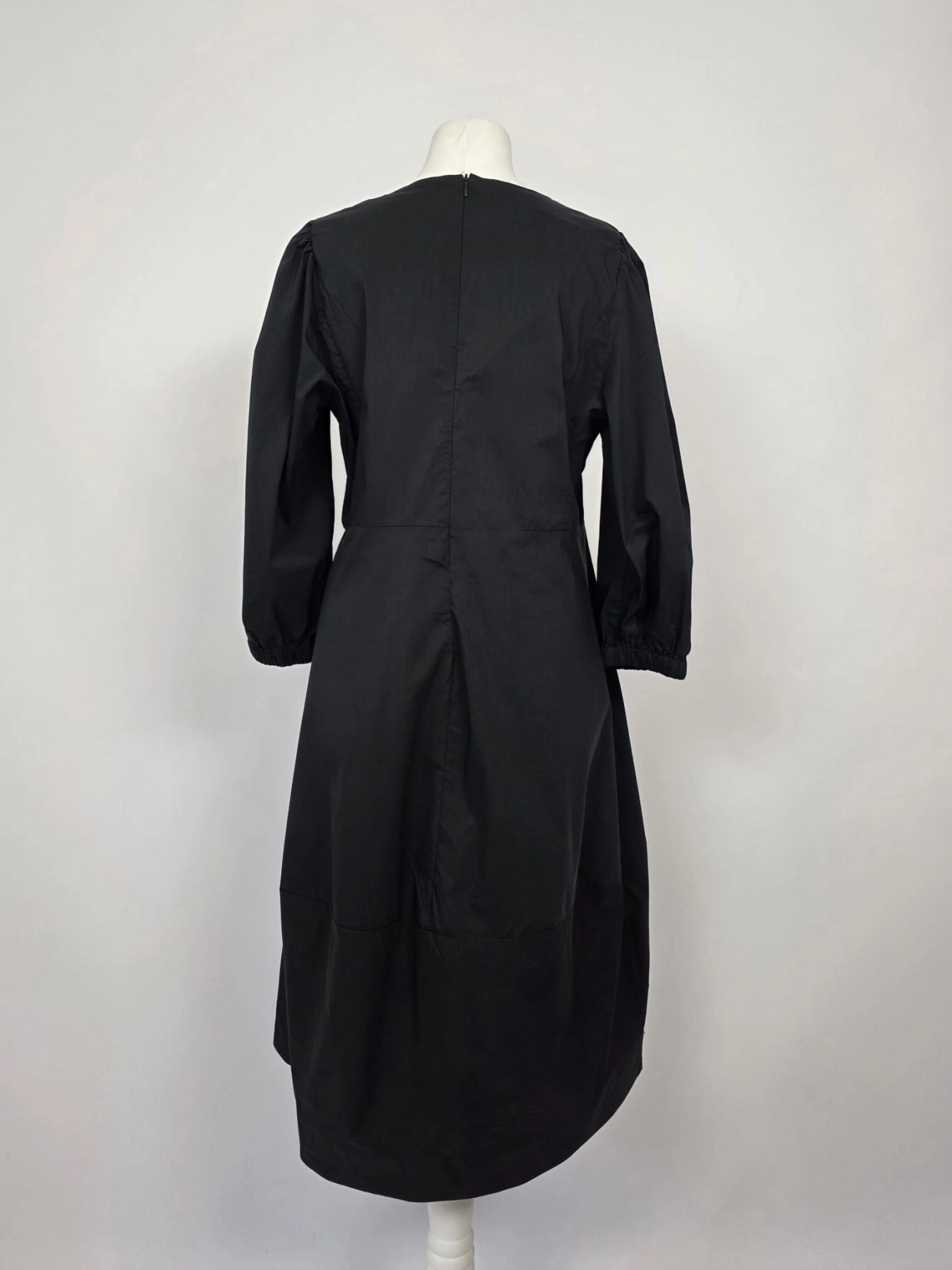 Elegancka czarna sukienka IN FRONT z kieszeniami