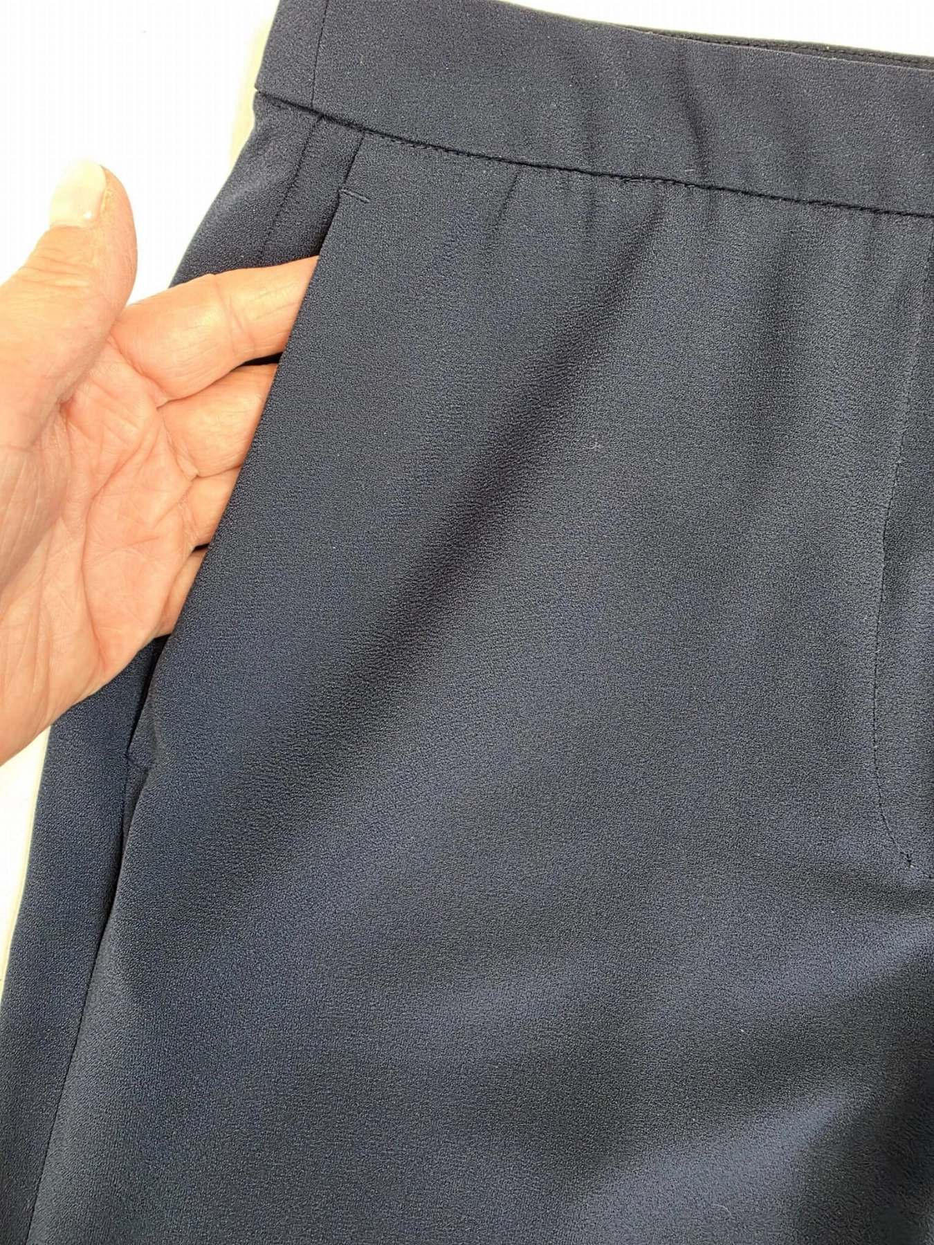 Jedwabisty komplet: wzorzysta tunika Zara i granatowe spodnie
