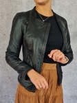karmelowa spódnica MIMOSA, czarna bluzka H&amp;M oraz ramoneska
