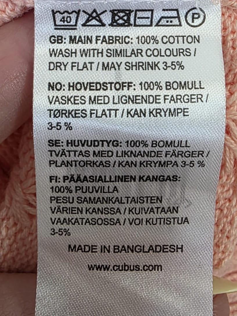 Letni zestaw: koszula w kwiaty, szorty i sweter
