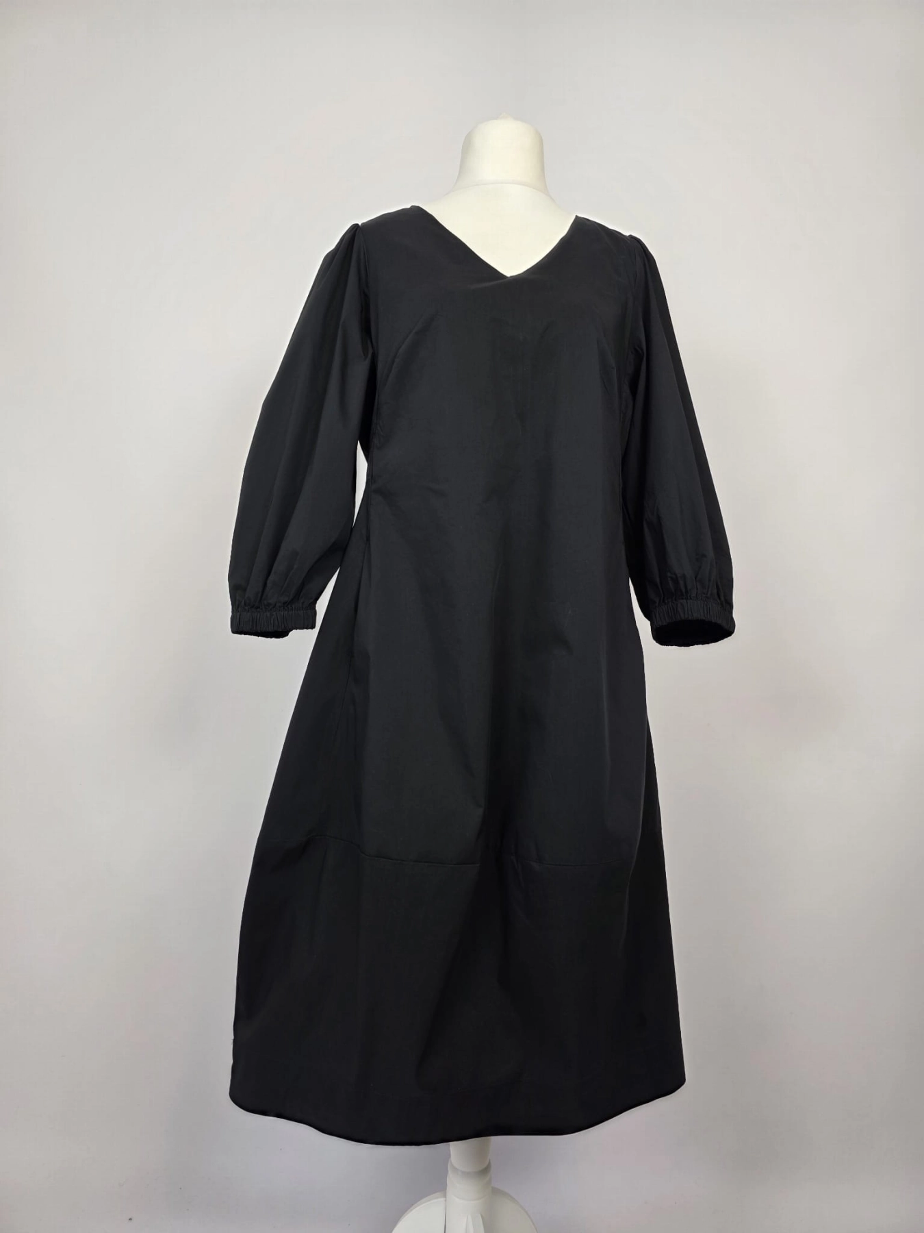 Elegancka czarna sukienka IN FRONT z kieszeniami