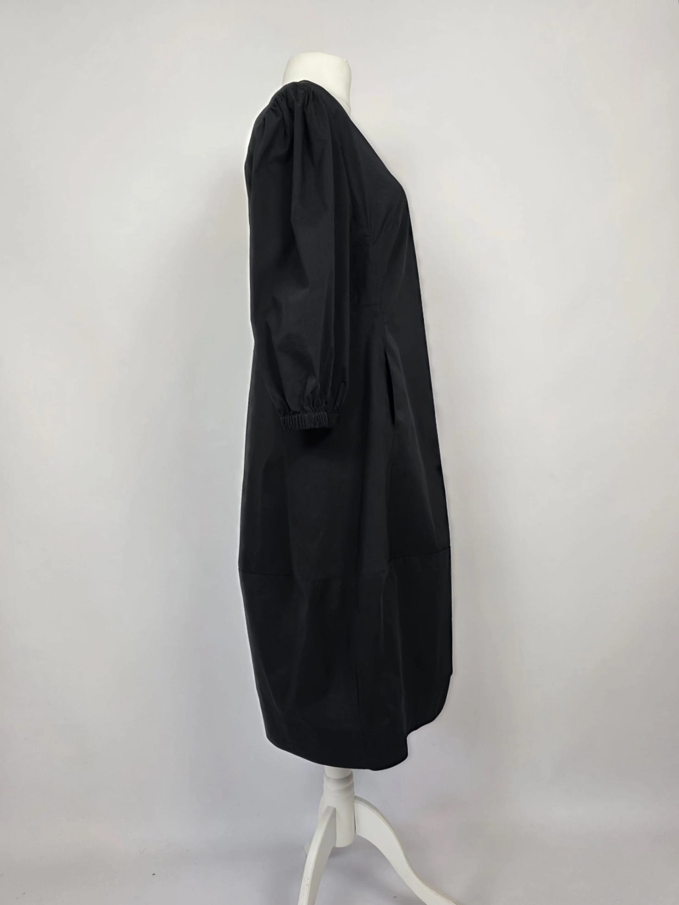 Elegancka czarna sukienka IN FRONT z kieszeniami