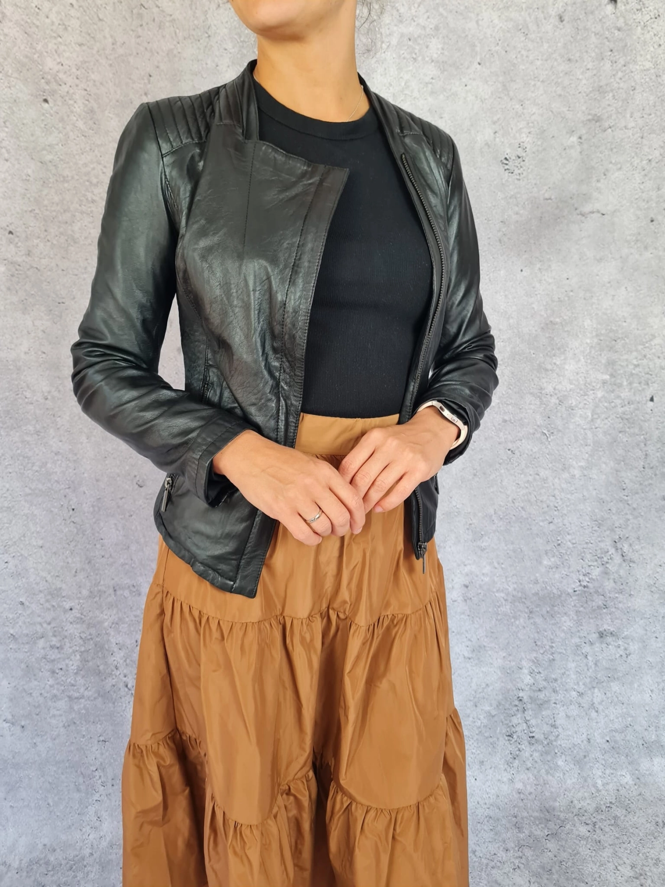 karmelowa spódnica MIMOSA, czarna bluzka H&amp;M oraz ramoneska