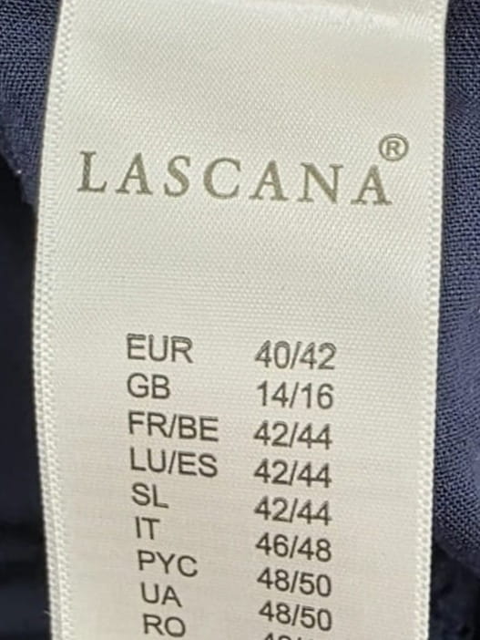 Granatowa, ażurowa sukienka z falbanami marki Lascana