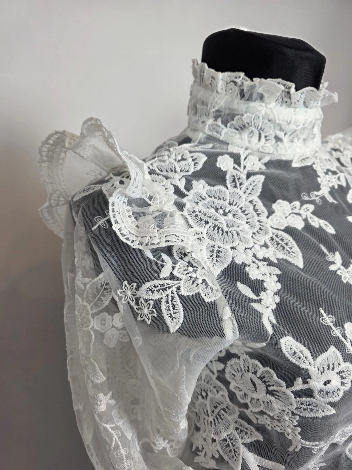 Piękny Set: Koronkowa bluzka In The Style, kardigan Niumi oraz czarne spodnie Free Quent