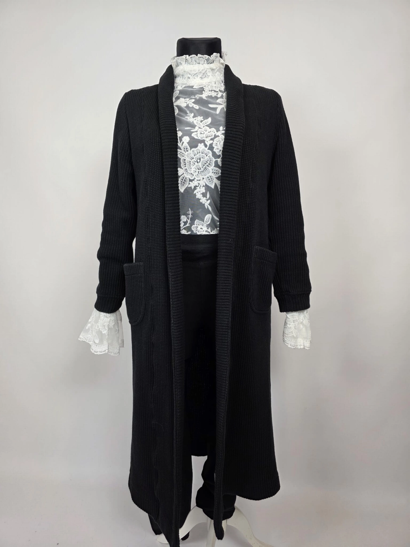 Piękny Set: Koronkowa bluzka In The Style, kardigan Niumi oraz czarne spodnie Free Quent