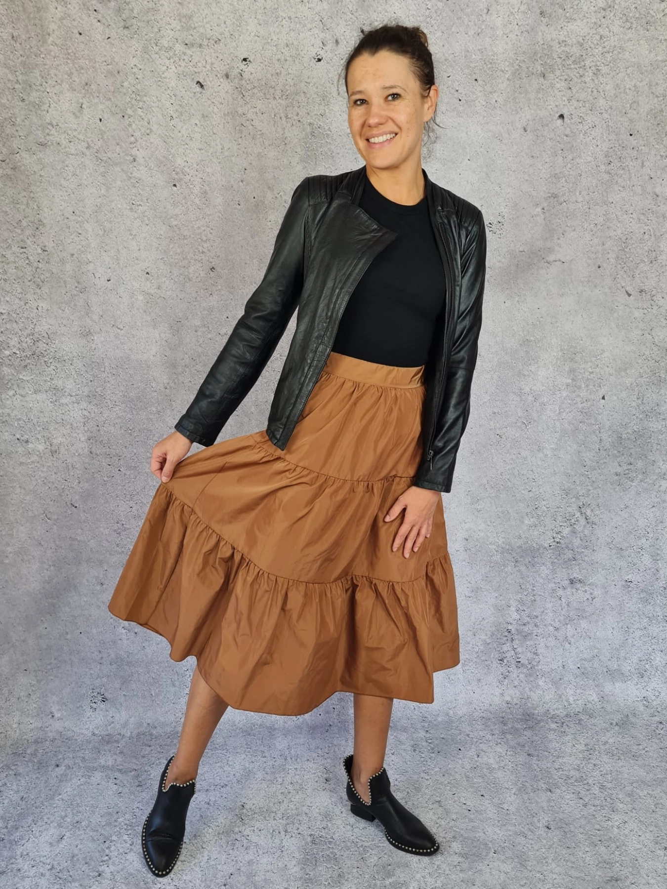 karmelowa spódnica MIMOSA, czarna bluzka H&amp;M oraz ramoneska