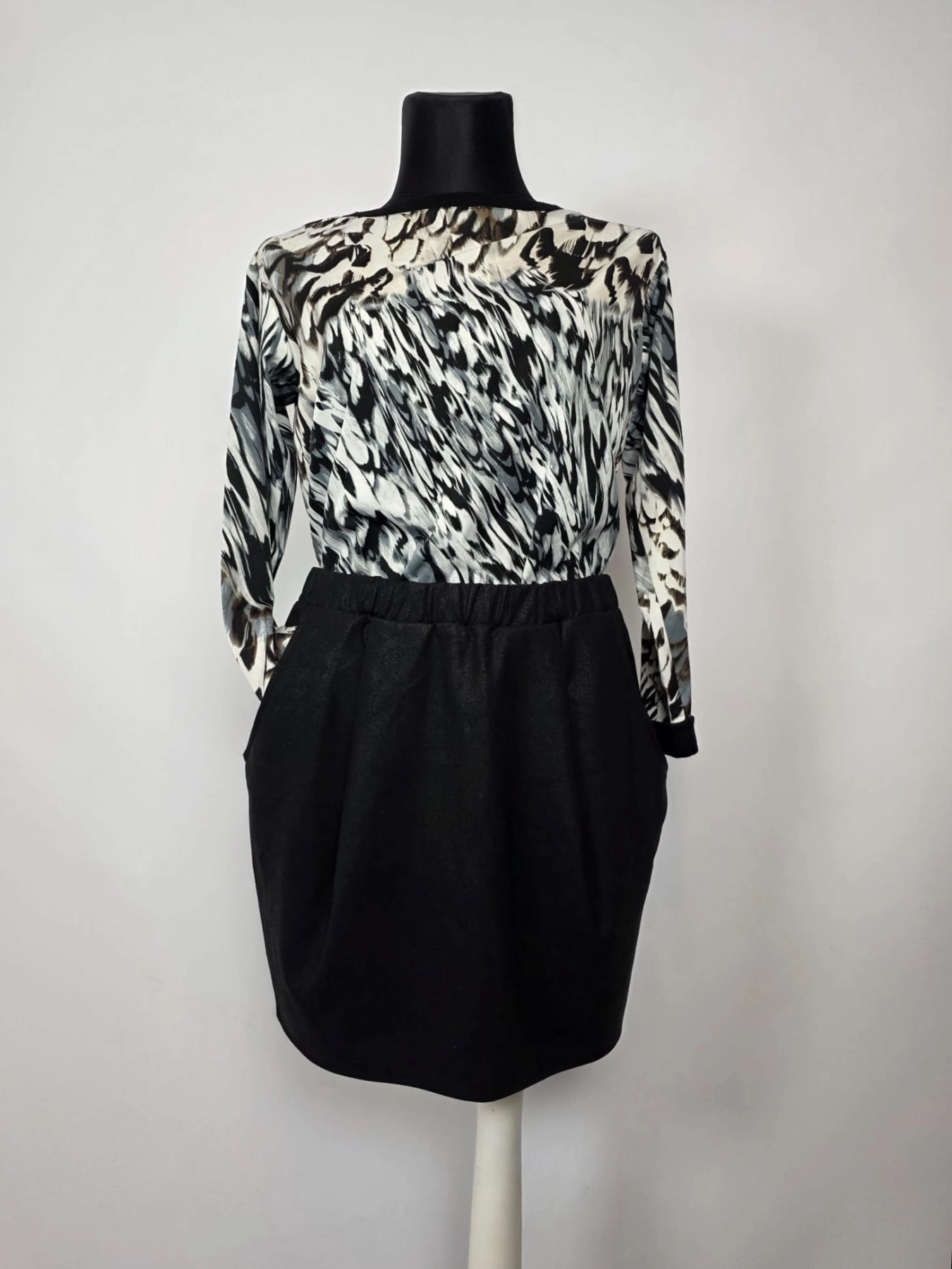 Elegancki set: bluzka Sisley i spódnica WE