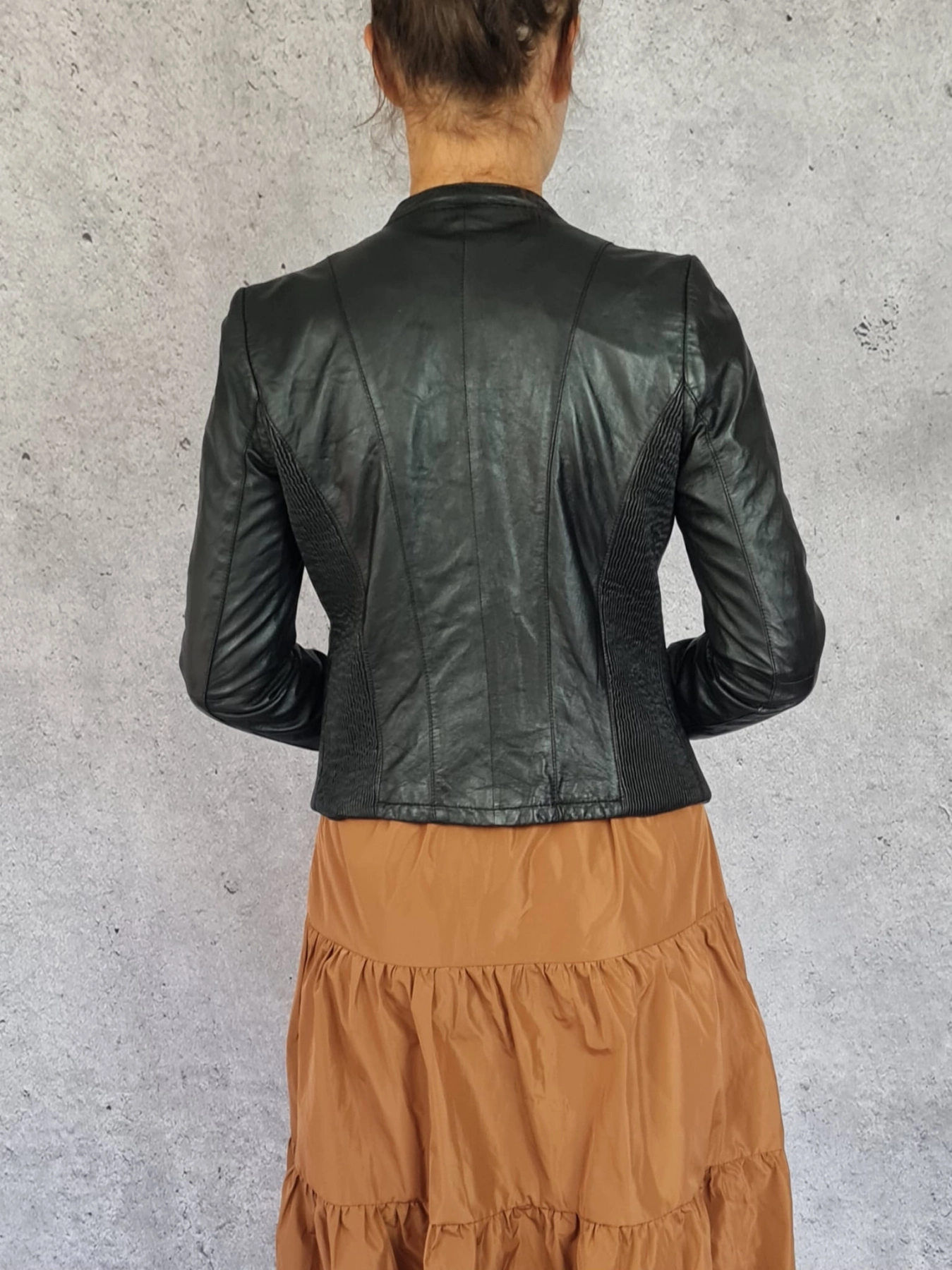 karmelowa spódnica MIMOSA, czarna bluzka H&amp;M oraz ramoneska
