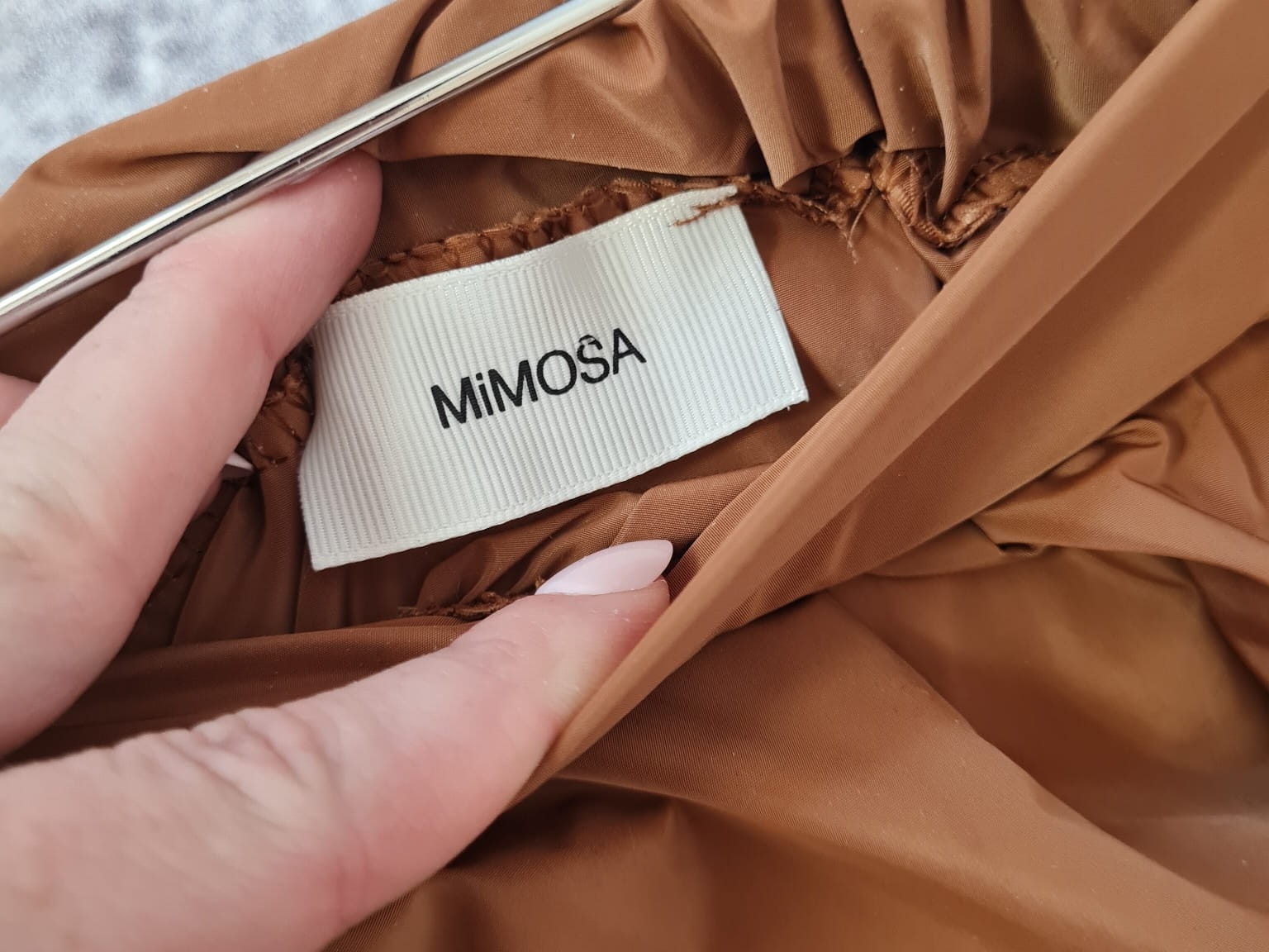 karmelowa spódnica MIMOSA, czarna bluzka H&amp;M oraz ramoneska