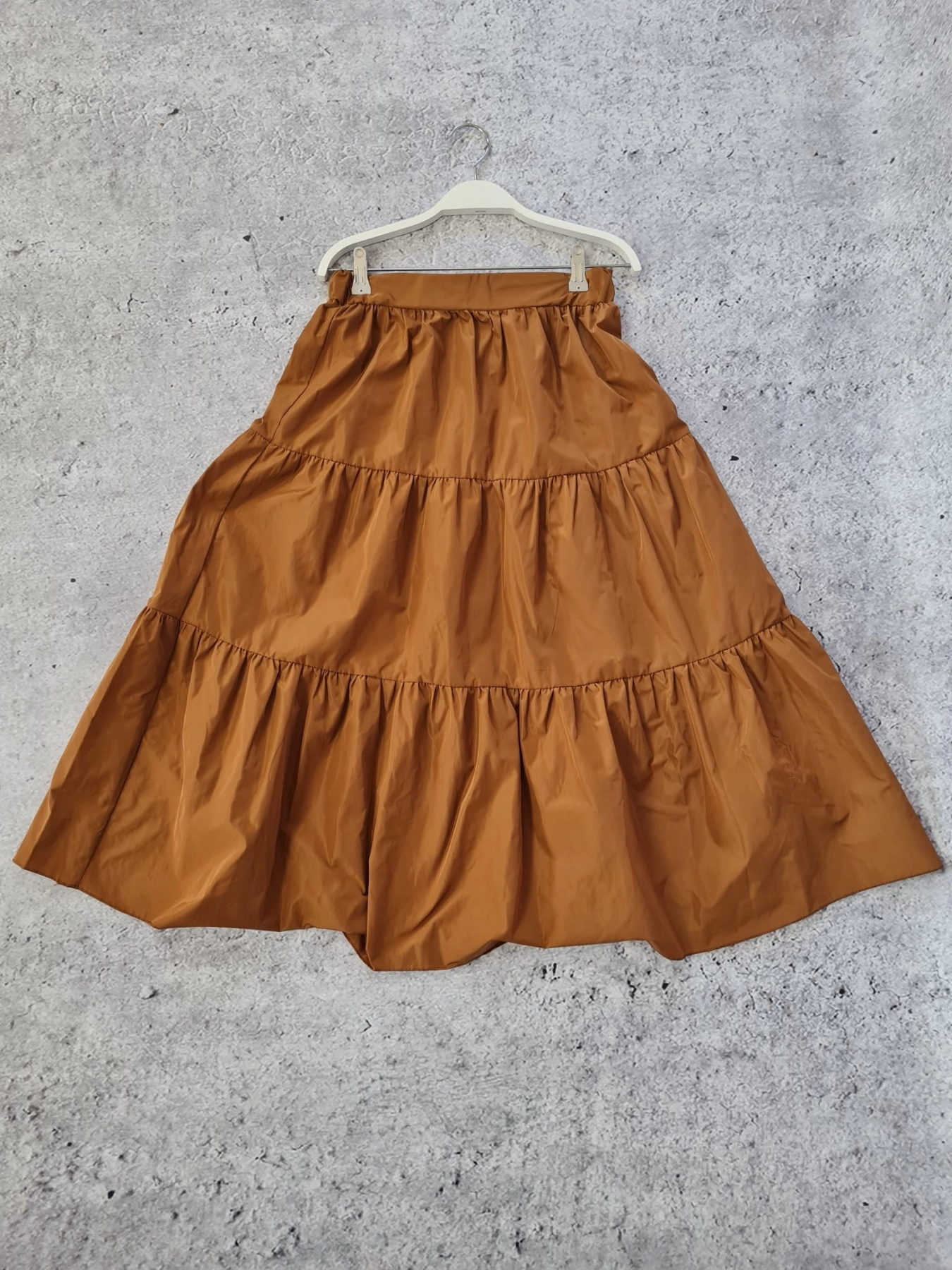 karmelowa spódnica MIMOSA, czarna bluzka H&amp;M oraz ramoneska