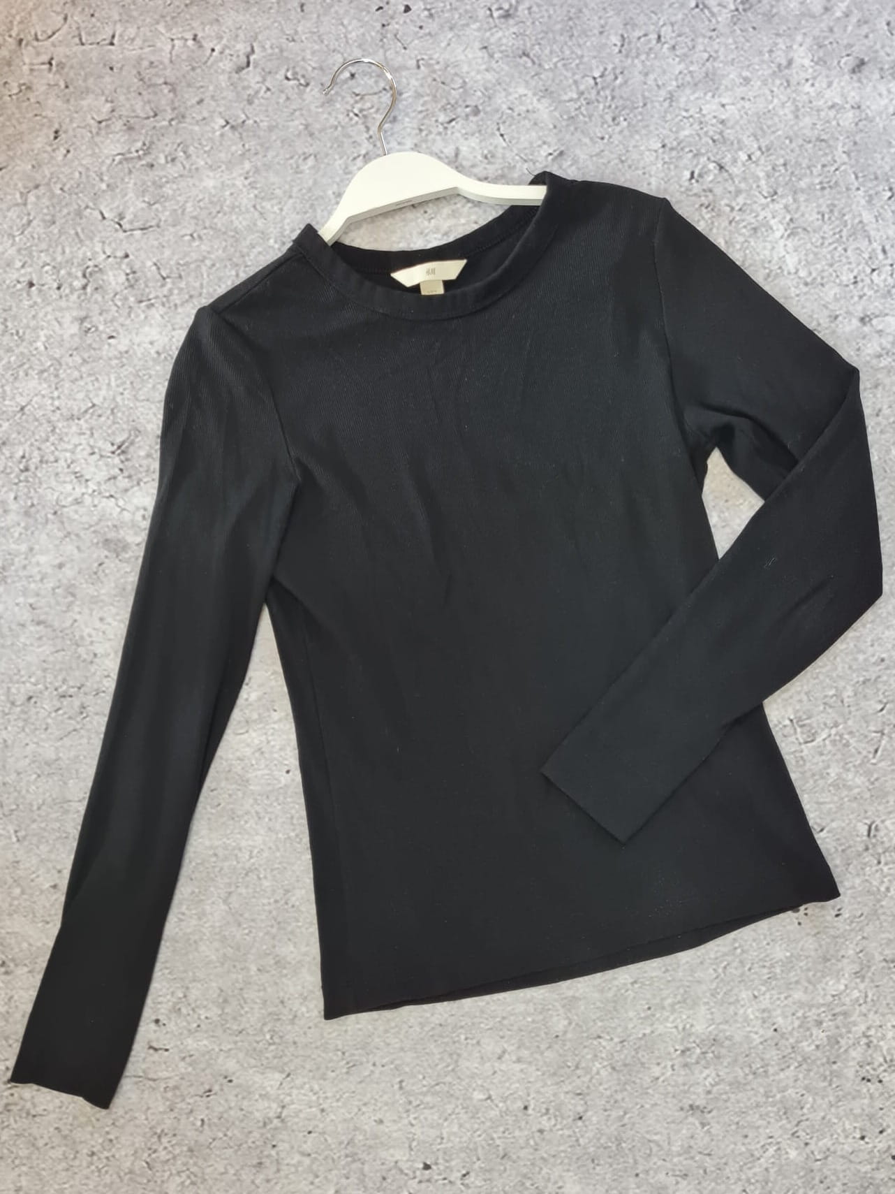 karmelowa spódnica MIMOSA, czarna bluzka H&amp;M oraz ramoneska