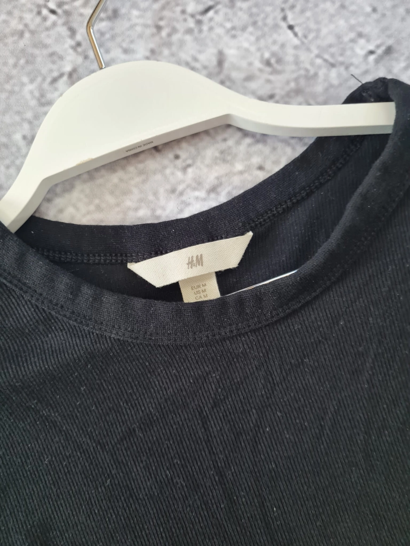 karmelowa spódnica MIMOSA, czarna bluzka H&amp;M oraz ramoneska