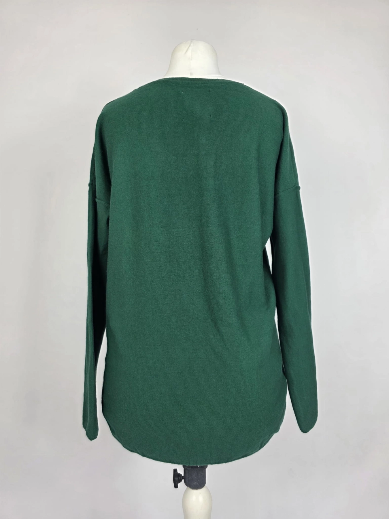 Zestaw: sweter PART TWO butelkowa zieleń, bluzka w motyle STRADIVARIUS i piaskowe, szerokie spodnie