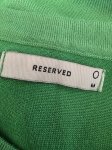 Stylowy komplet z ołówkową spódnicą w kratę HM oraz zieloną bluzką Reserved
