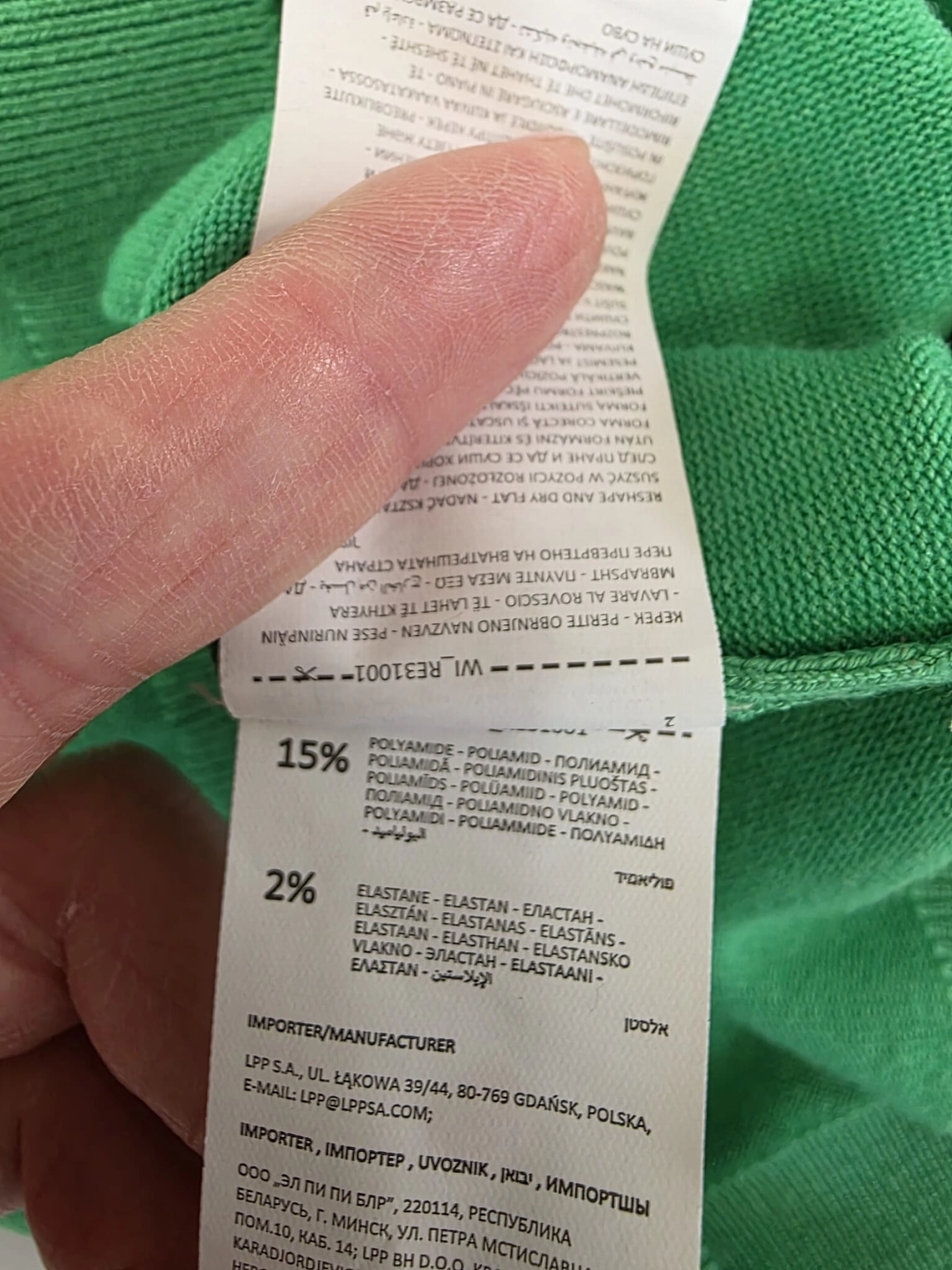 Stylowy komplet z ołówkową spódnicą w kratę HM oraz zieloną bluzką Reserved