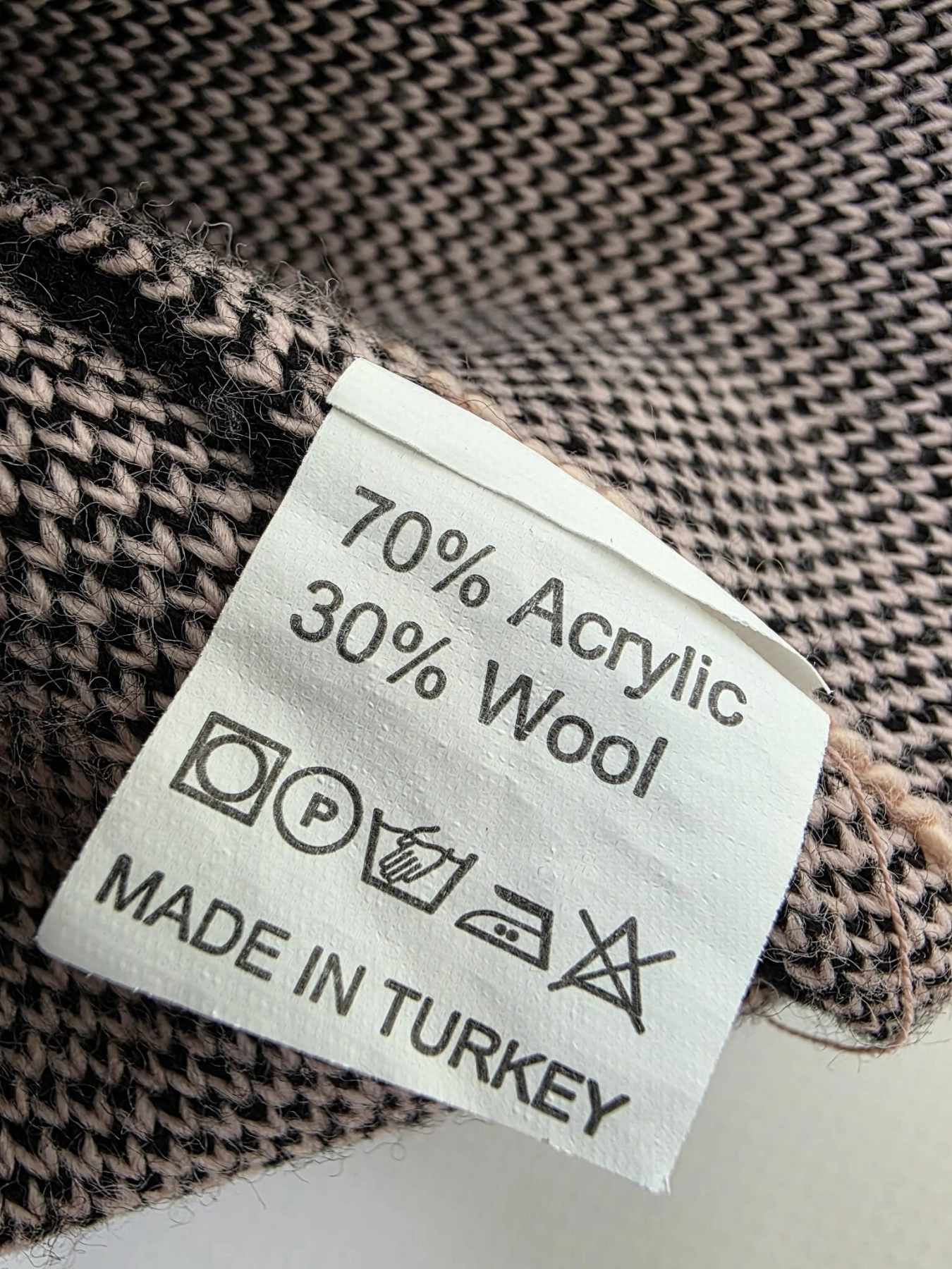 Modny, dzianinowy komplet sweter i spódnica midi